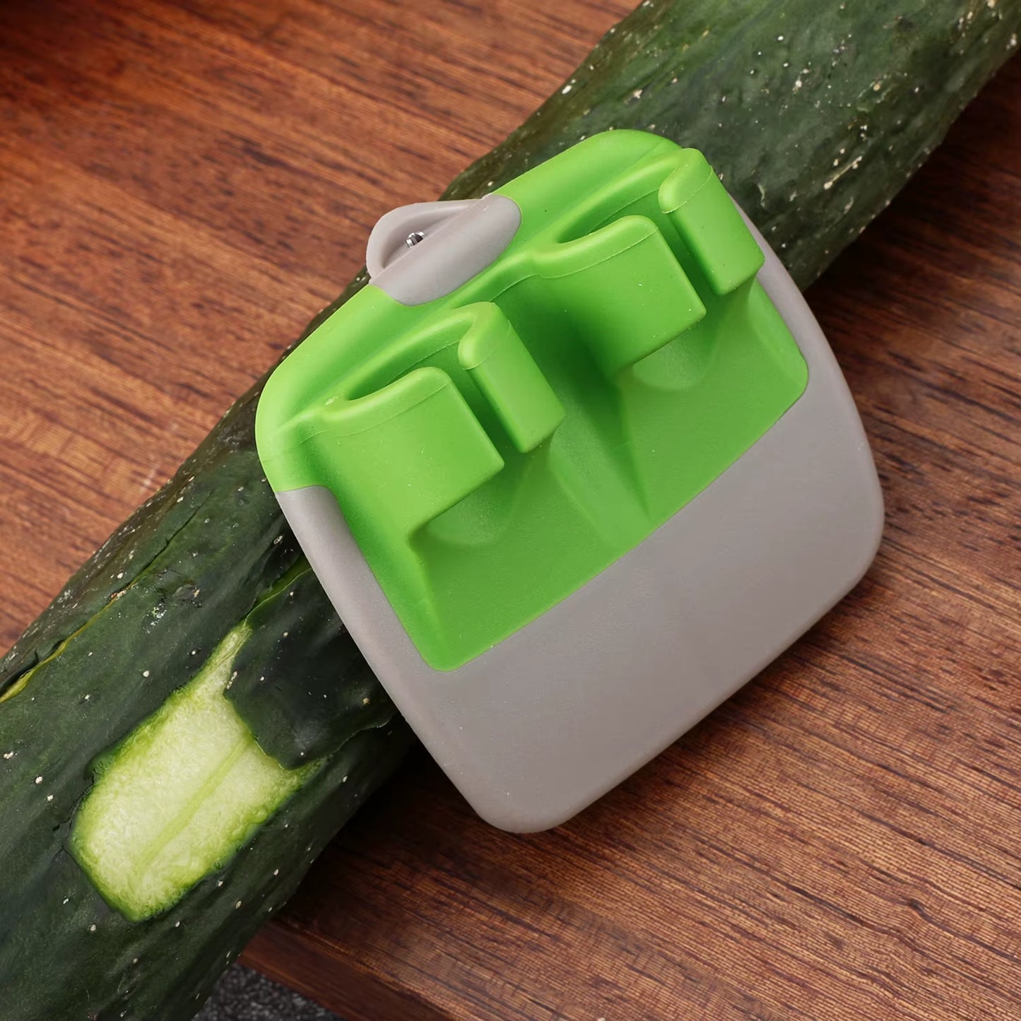 économe gris vert sur concombre