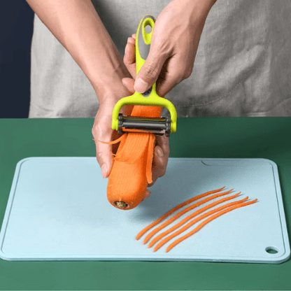 économe personne coupant carotte en julienne