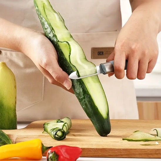 économe personne tranchant un concombre