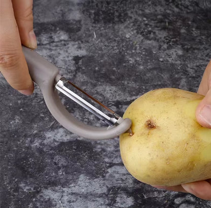 Econome retrait d'un œil de pomme de terre