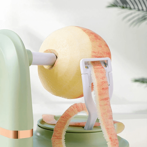 Eplucheur à pomme montrant une pelure fine de pomme