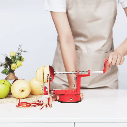Eplucheur à pommes femme épluchant une pomme