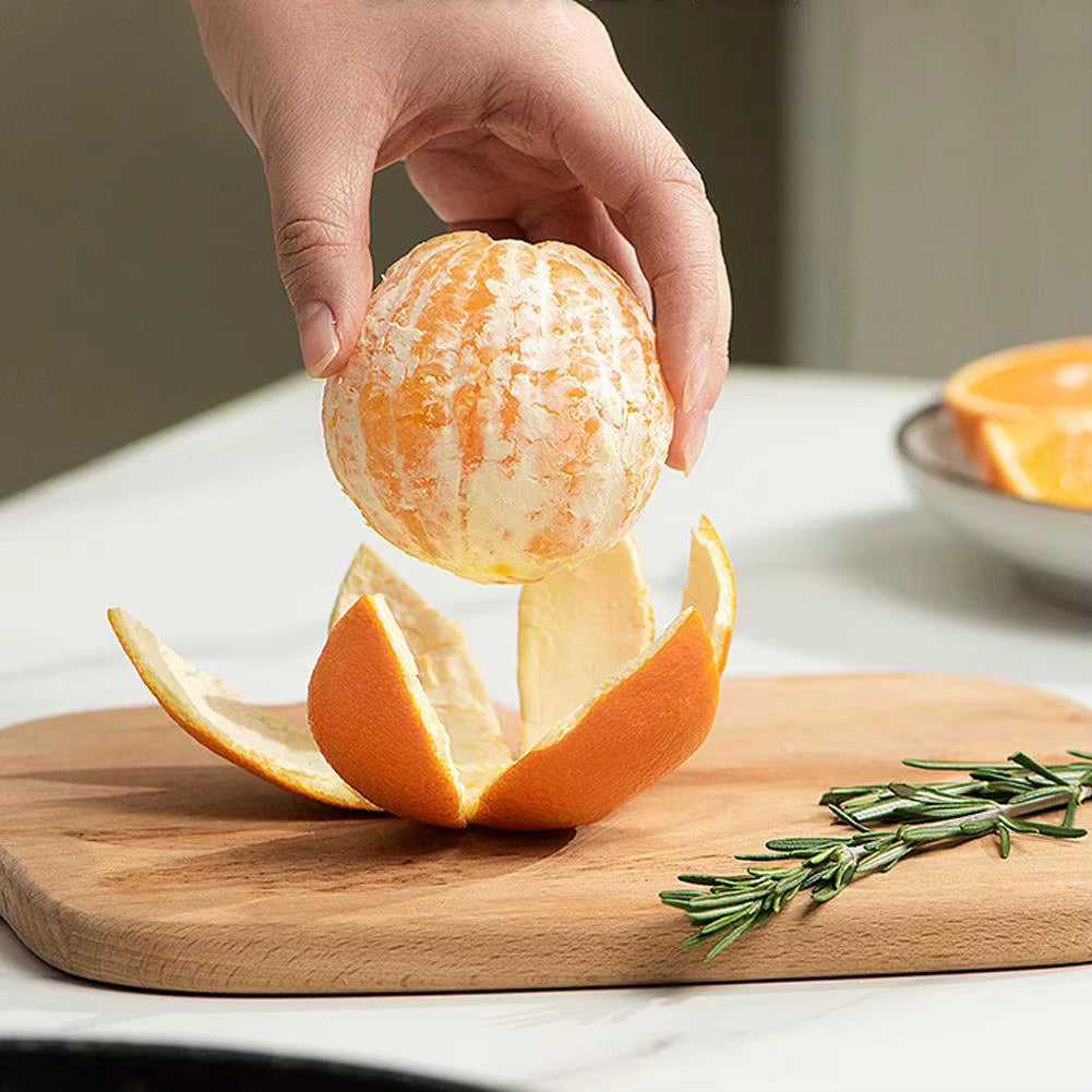 éplucheur orange épluchée posée sur planche