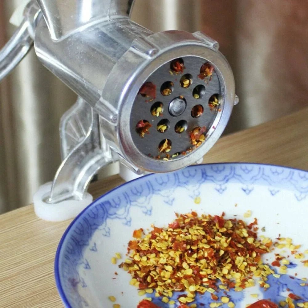 hachoir à viande manuel avec des condiments hachés