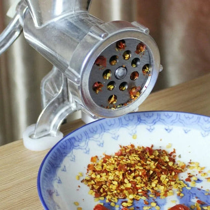 hachoir à viande manuel avec des condiments hachés