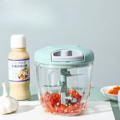 hachoir avec aliments coupés dedans