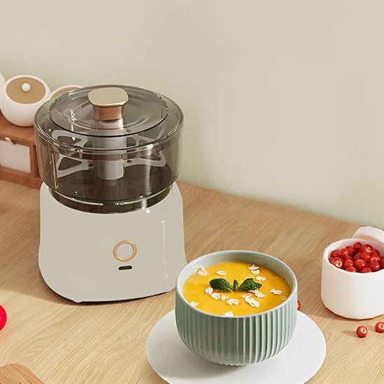 hachoir électrique avec un bol de soupe