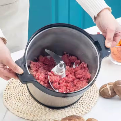 hachoir électrique avec viande hachée dans bol