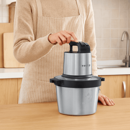 hachoir électrique femme avec l'appareil