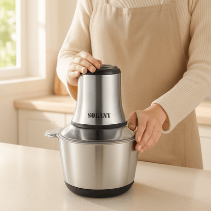 hachoir électrique femme utilisant l'appareil