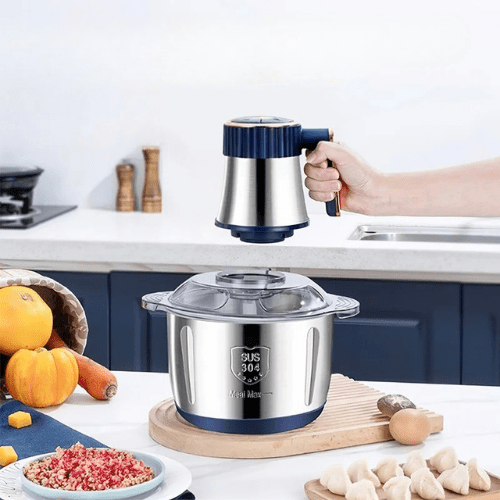 hachoir électrique personne soulevant le moteur