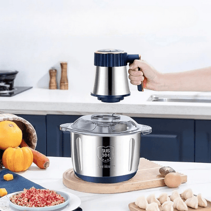 hachoir électrique personne soulevant le moteur