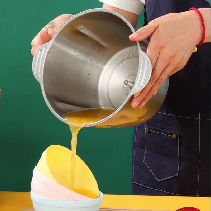 hachoir électrique versement de soupe dans un bol