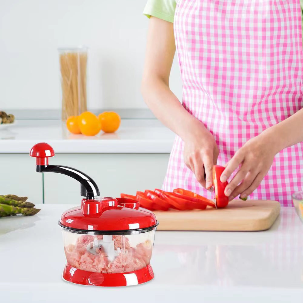 hachoir manuel avec une femme qui cuisine