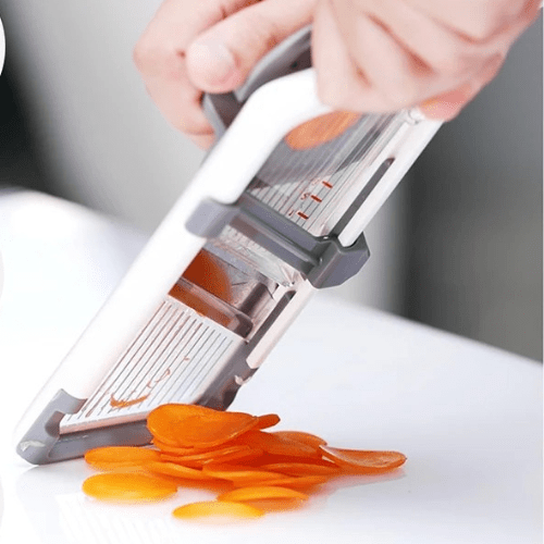 mandoline cuisine avec une carotte coupée en rondelles