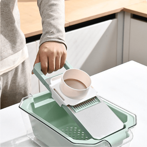 mandoline cuisine personne séparant la mandoline du bac