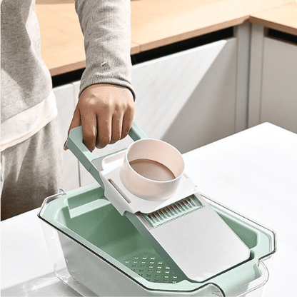 mandoline cuisine personne séparant la mandoline du bac