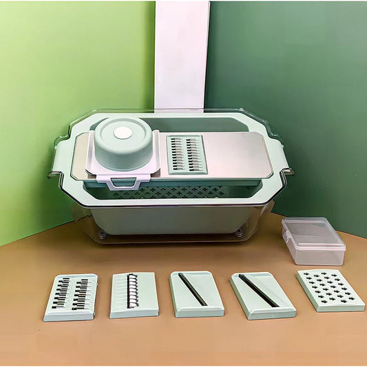 mandoline cuisine présentée avec ses lames dans une pièce à fond vert