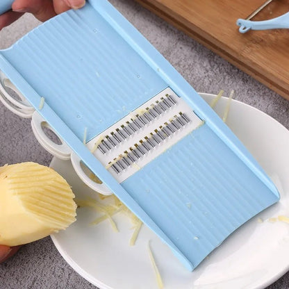 mandoline cuisine sur une assiette avec une pomme de terre