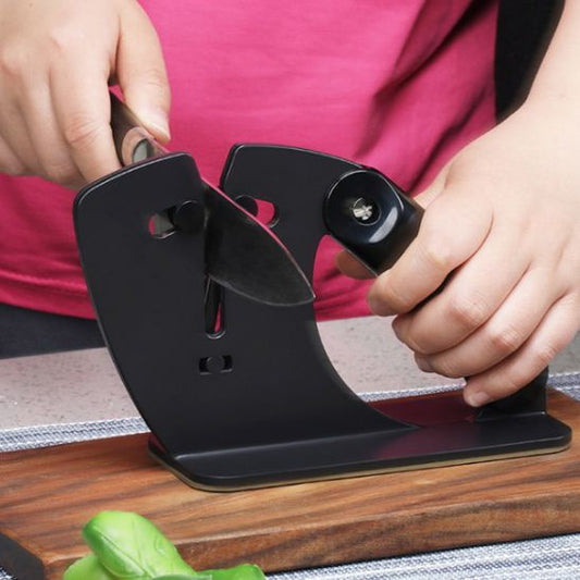 personne qui aiguise un couteau avec aiguiseur couteau