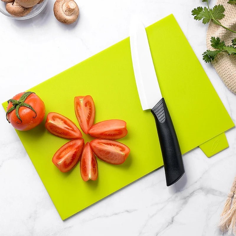 Planche à découper avec des tomates et un couteau dessus