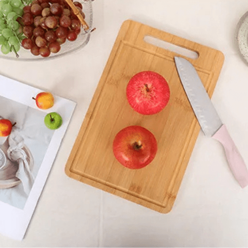 planche a decouper avec deux pommes dessus