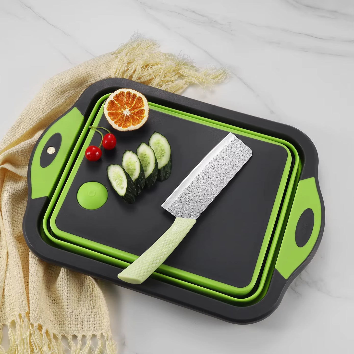 planche à découper avec un couteau et fruits dessus