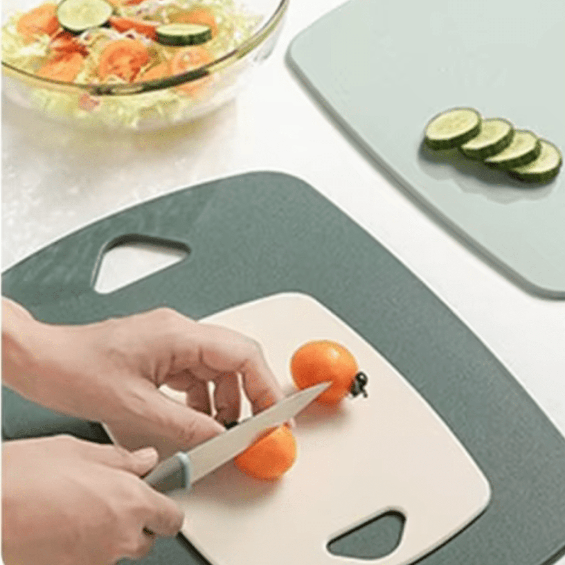 planche à découper StableCut coupe de tomate