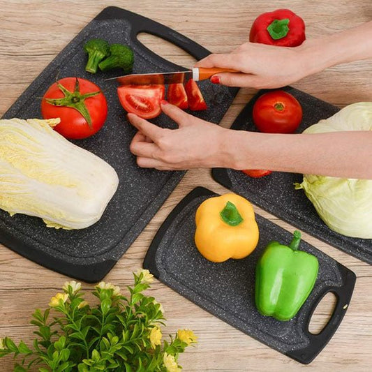 planche à découper vue de haut avec des légumes dessus sur trois planches