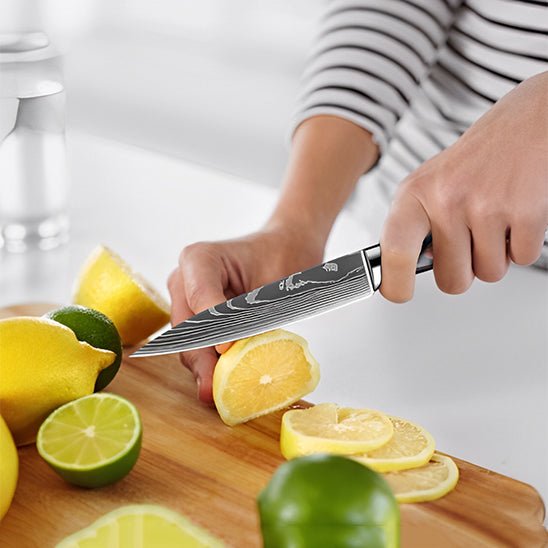  set de couteaux de cuisine femme coupant un citron